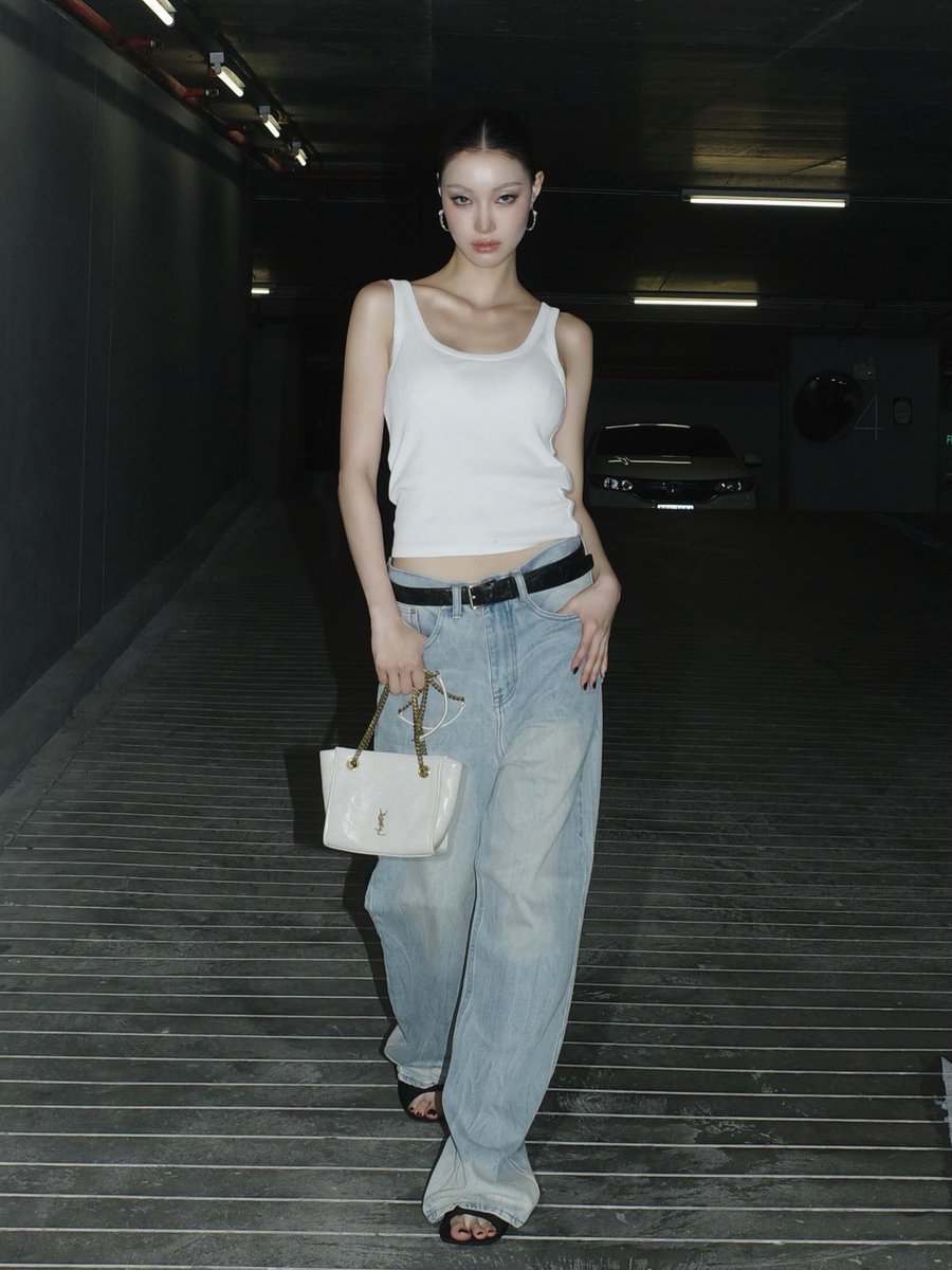 TalkinTrend's tweet photo. Saint Laurent เผยโฉมกระเป๋า NIKI Mini Shopping นวัตกรรมความงามอันประณีตที่นำกระเป๋ารุ่นไอคอนิกอย่าง NIKI Shopping มาปรับขนาดให้กะทัดรัดยิ่งขึ้น ออกแบบมาเพื่อการใช้งานในชีวิตประจำวันได้อย่างคล่องตัว กระเป๋ารุ่นนี้ยังคงเอกลักษณ์ ความเรียบหรู และฟังก์ชั่นการใช้งานที่หลากหลายของทรงดั้งเดิมไว้ครบถ้วน ในรูปแบบรังสรรค์ใหม่ที่คล่องตัวและพกพาสะดวก กระเป๋าใบนี้ได้ถูกเปิดตัวครั้งแรกในแคมเปญ "Love Letters, Love Matters" สำหรับเฉลิมฉลองเทศกาลชีซี (Qixi Festival) กระเป๋า NIKI Mini Shopping ตัดเย็บอย่างประณีตในอิตาลีด้วยหนังลูกวัวระดับพรีเมีย พร้อมสัมผัสหนังวินเทจอันเป็นเอกลักษณ์ มีให้เลือกในโทนสีคลาสสิกอย่างสีดำและสีขาว มอบลุคชิคที่มิกซ์แอนด์แมตช์เข้าได้กับทั้งลุคกลางวันสบาย ๆ ไปจนถึงโอกาสยามค่ำคืนที่แสนโดดเด่น เพิ่มความโดดเด่นด้วยอะไหล่สีบรอนซ์คลาสสิก พร้อมระบบการเปิด-ปิดแบบกระดุมแม่เหล็กที่แน่นหนา ซับในผ้าฝ้ายเนื้อละเอียด และช่องซิปด้านในสำหรับจัดเก็บของสำคัญได้อย่างเป็นระเบียบ
นำทัพโดยเซเลบริตี้ระดับโลกอย่าง Rosé (@roses_are_rosie) Global Brand Ambassador ของ Saint Laurent ที่คอมพลีทลุคเรียบหรูในงานฉายภาพยนตร์เรื่อง HOPE ณ กรุงโซล ด้วยกระเป๋า NIKI Mini Shopping สีขาว จับคู่กับเสื้อหนังแขนกุดและกางเกงยีนส์ ส่วนนักแสดงสาว Lee Chung-ah (@leechungah) นำเสนอลุคในวันสบายๆ ด้วยกระเป๋าสีดำหนังวินเทจคู่กับชุดคุมโทนสีดำและแว่นกันแดด ขณะที่ Kim Do-yeon (@lafilledhiver_) เติมเต็มสตรีทแฟชั่นยามค่ำคืนด้วยการสะพายกระเป๋าสีดำสายสั้นแมตช์เข้ากับเสื้อยืดสกรีนลายสุดเท่
ด้านเหล่าแฟชั่นนิสต้าชั้นนำของไทยร่วมแมตช์กระเป๋าใบนี้ในหลากหลายสไตล์ โดย JingJing Yu (@jingjingyu36) รังสรรค์ลุคสตรีทวันหยุดด้วยเสื้อกล้ามสีขาว กางเกงยีนส์ทรงแบกกี้เอวต่ำ และกระเป๋าสีขาว ด้าน Belle Kemisara (@kemisarap) มาในลุคเรียบเก๋ด้วยกระเป๋าสีขาวคู่กับเสื้อคล้องคอสีออฟไวท์และกางเกงสีน้ำตาลอ่อน ส่วน Primmy Wipawee (@primpatnasiri) ยกระดับชุดคุมโทนสีดำด้วยกระเป๋าสีขาวและรองเท้าส้นสูง ขณะที่ Yam Matira (@yammatira) สะท้อนสไตล์ Effortless Chic ด้วยการจับคู่กระเป๋าสีดำกับเสื้อแขนยาวและกระโปรงทรงสอบพร้อมด้วยแว่นกันแดดทรงสวย ปิดท้ายด้วย V Violette (@violettewautier) ที่เพิ่มความโรแมนติกซ่อนเท่ด้วยสลิปเดรสลายดอกไม้แมตช์กับกระเป๋า NIKI Mini Shopping สีดำ
กระเป๋า NIKI Mini Shopping วางจำหน่ายแล้ววันนี้ที่ https://t.co/6EhXsH5v5t  #YSL #SaintLaurent #YvesSaintLaurent
