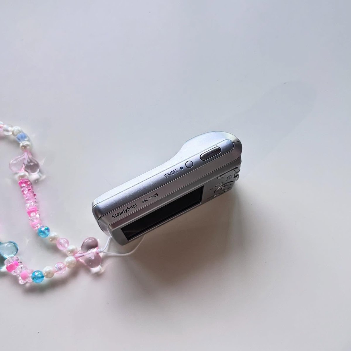 nichapacamera's tweet photo. Sony cybershot s3000🥟(ใช้ถ่าน🔋)
📍สามารถถ่ายภาพความละเอียดได้ที่ 10.1 ล้านพิกเซล
🍒ตำหนิ:-
🛍️แฟลช เปิด-ปิด ปกติ ใหม่มากๆ

💸Price: 2490.-

(ของแถมน่ารักๆ)

#กล้องดิจิตอลคอมแพค #ขายกล้องดิจิตอล #ขายกล้องมือสอง #กล้องดิจิตอลมือสอง #กล้องดิจิตอลเก่า #sonys3000 https://t.co/QaMJmvX5Lu