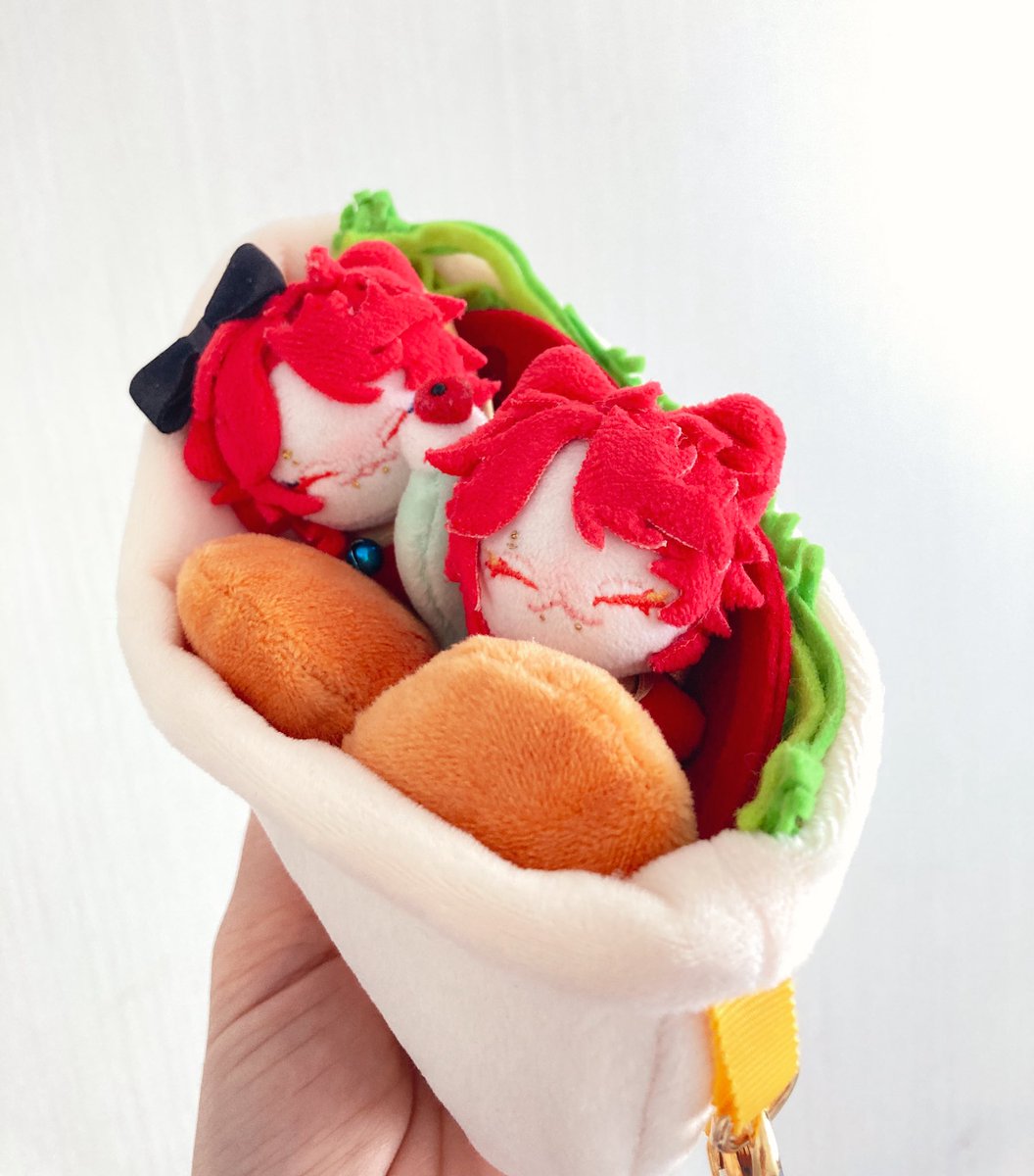 m_i_st_i's tweet photo. 雪加さん@saniwawawa_0o0 のおみせのケバブサンドのポーチ🥙！これはあまりにも…キュ〜トアグレッションを刺激してくる…！！かわいすぎてまじで食べちゃいそうです🤤
雪加さんの作るアイテム、どれも心の中のようじょが大歓喜すぎて無心で着せ替えして遊んでしまう…天才です… https://t.co/UF5aINBT7M