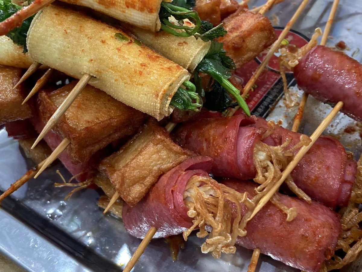 Bah67398935's tweet photo. Craving a quick street snack These crispy golden fried skewers with tangy chili sauce hit the spot perfectly—warm, savory, and so addictive! https://t.co/rFPk9vyYyb