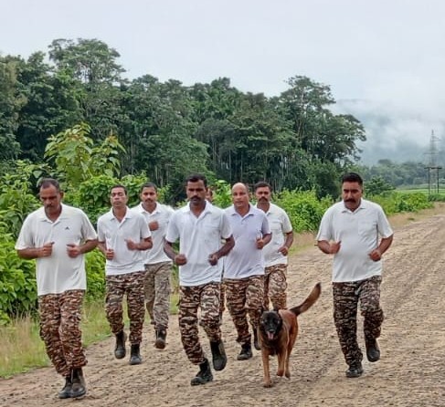 2Diphu's tweet photo. A glimpse into the morning routine of 20 Bn CRPF—where physical endurance meets mental resilience through daily workouts and yoga. 🧘♂️💪
#CRPF #FitJawansFitIndia #MorningWorkout #20Bn #HeroesInCamouflage #IndiaFirst https://t.co/ljxYJfiJLK