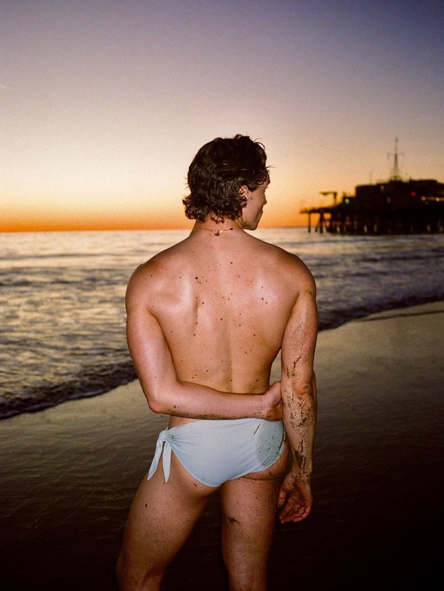 rozanderlover's tweet photo. Connor’s truly a dream on the beach https://t.co/X7iWuzavPc