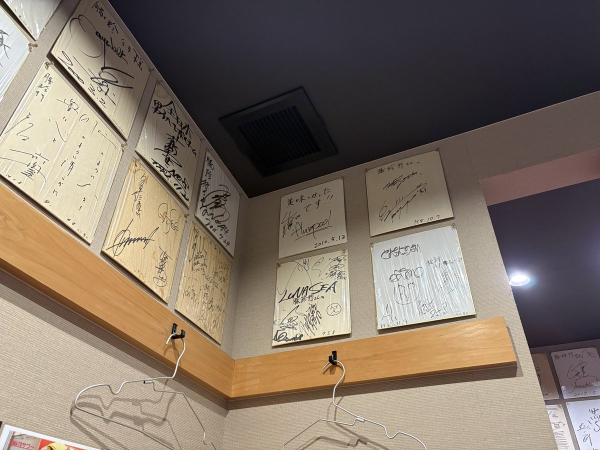 pp02461697's tweet photo. 22:00ごろには閉める店が増えてた🥲
皿に書いてる言葉より、サインにおっ〜👀 https://t.co/sPg52BsSpz