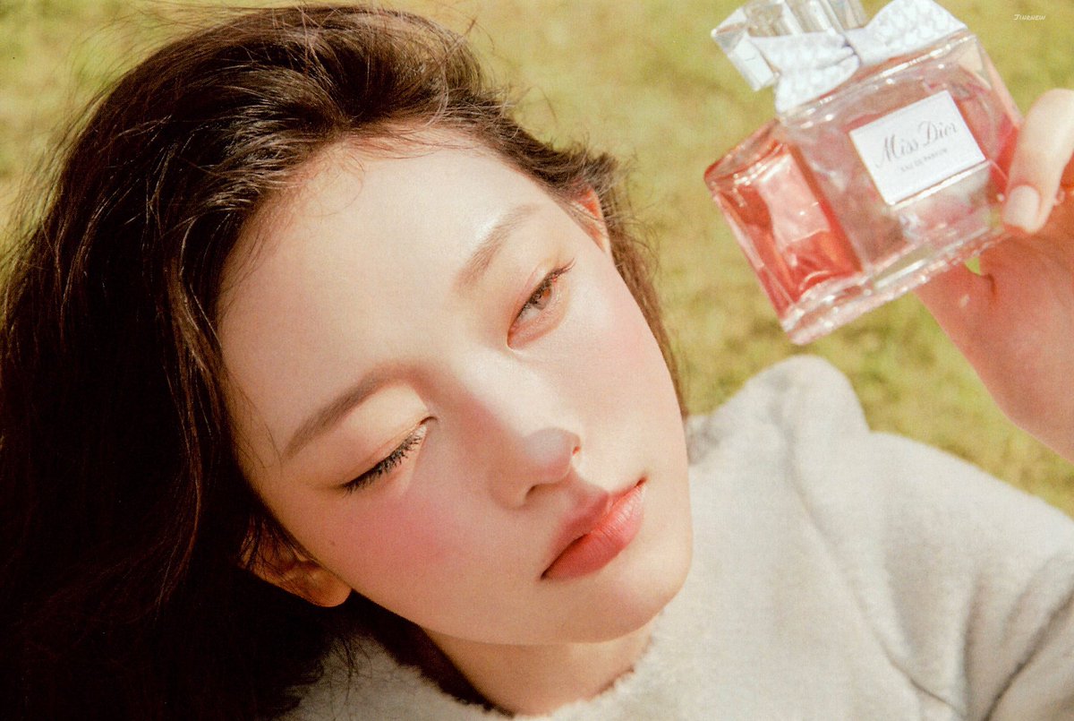 haerinsources's tweet photo. the cat eyes🥺 https://t.co/sGtDLPc6b0