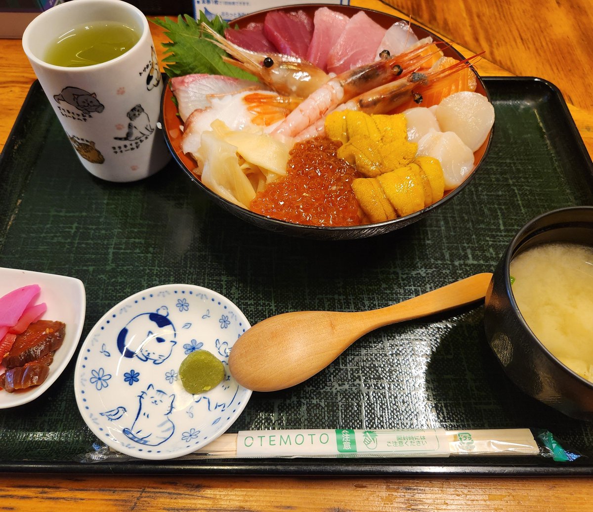 Capt_Gesler's tweet photo. 美味しかった✨💯🐟🦐😋
#海鮮丼 
#北海道
#苫小牧
#みなと食堂 ←人気店！ https://t.co/ecZTSZP0BW