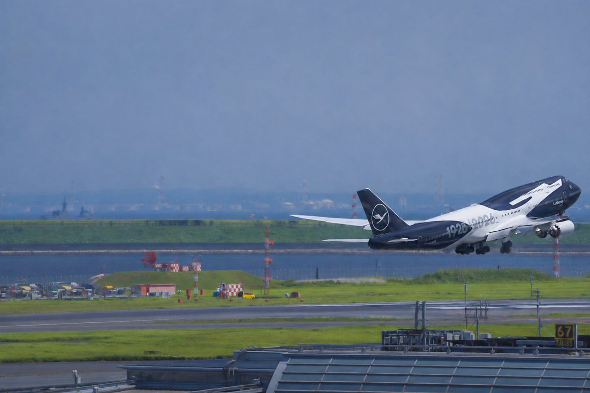LtdAsakaze_pic's tweet photo. 🇸🇬Warship 70 RSS STEADFAST
🇩🇪Lufthansa LH717 B747-8(100th塗装)
予想通り、羽田沖にて共演...（さすがに少し無理が���るか😇）
#navyattokyo
#rsssteadfast https://t.co/27qdYUiiur
