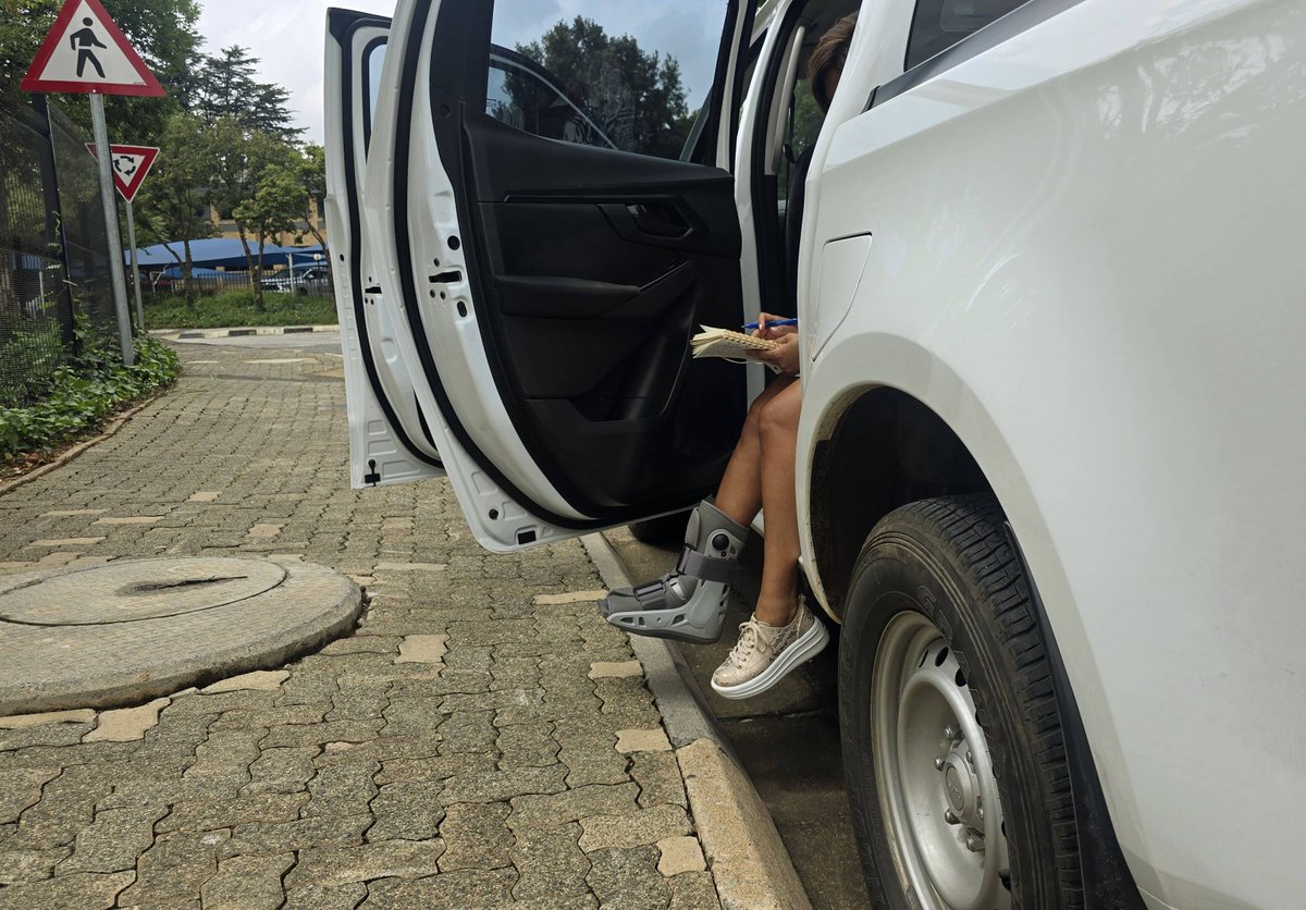 Devi_HQ's tweet photo. #Devi #BehindTheScenes
Throwback to #January2025 and the days of the #BrokenToe
Interesting times.
Must say though, #TheDeviTeam did feel we commanded a lot more respect during our travels during the #MoonBootDays
It made us look a lot more gangster. https://t.co/7P2IlaXjve