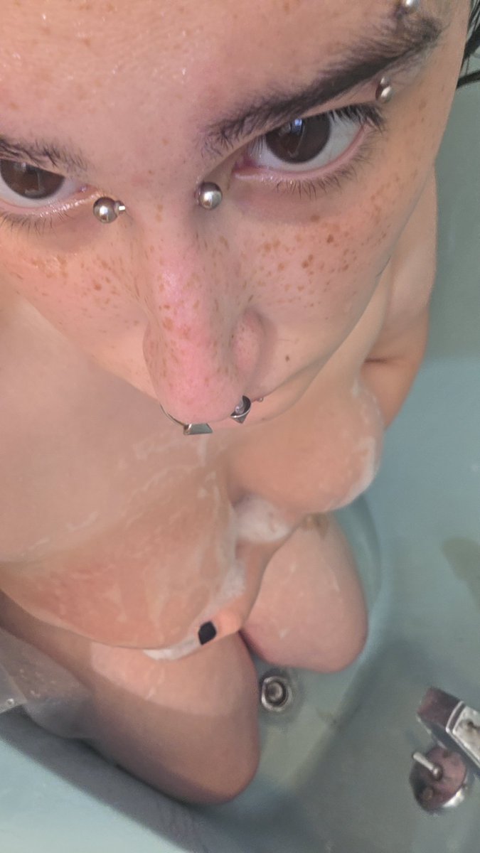 Bo_is_freaked's tweet photo. Aww do you like mommy's soapy tities
(/▽\) so cute #mommy #showerpics #soapy #nsfwtwtًً https://t.co/E0D3VeK2bu
