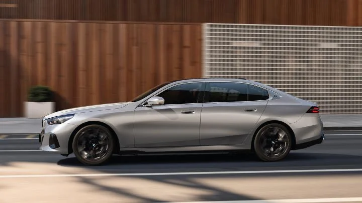 PluginJourneys's tweet photo. π¨ #BMW opens bookings for its first locally produced (Chennai) electric sedan in India: The #i5LWB! β‘π
π81.6 kWh battery pack
MIDC range of up to 669 km
Produces 268 hp
0-100 km/h in 6.7 seconds!
BMW is also launching an exclusive '#FirstEdition' limited to just 99 customers. https://t.co/BWTIg990zb