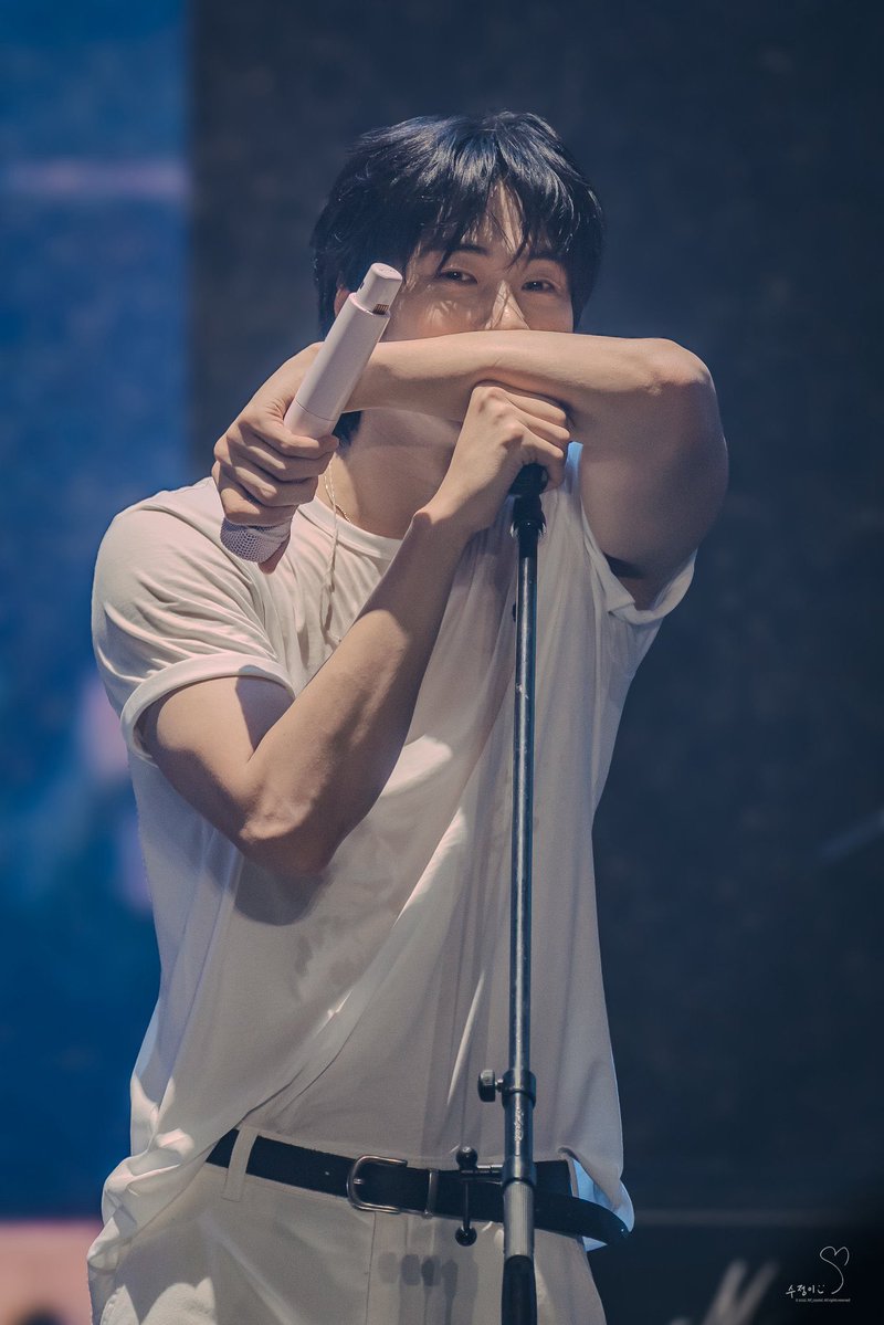 _youth_scene's tweet photo. 왜애 자꾸 설레게 웃지 ……… 
사진 속 모든 게 완벽하시다 https://t.co/2phwE7Hsvh