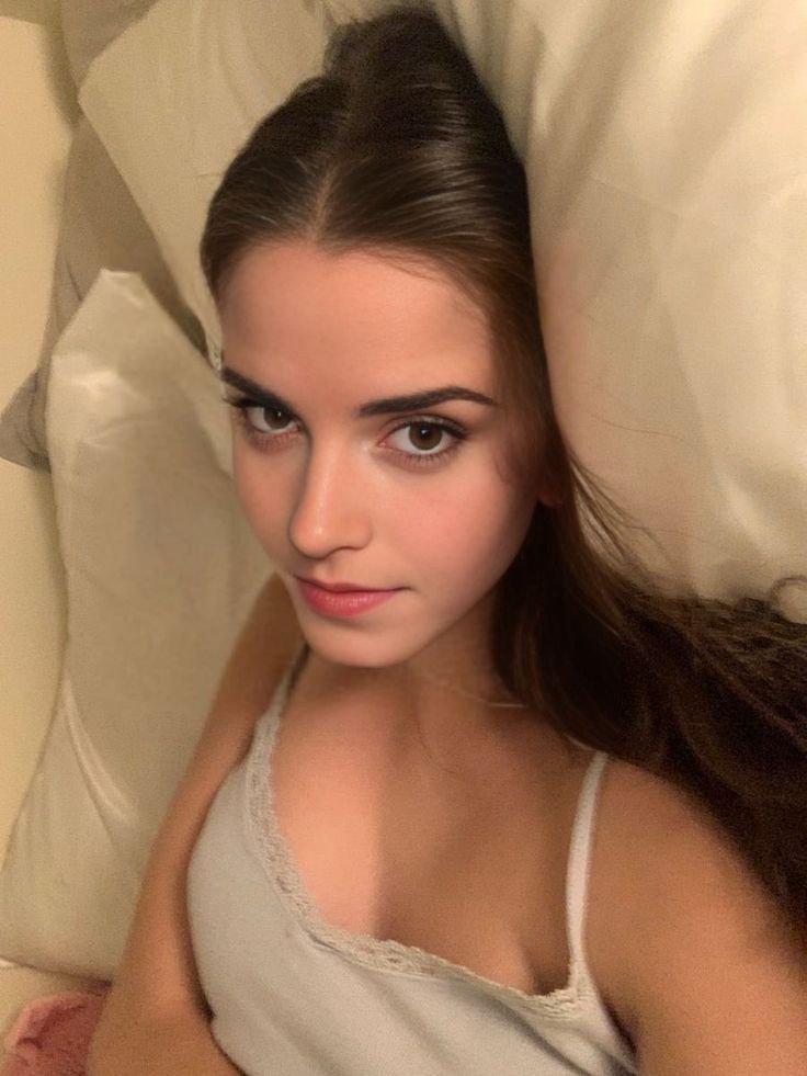 EmmaWatson00186's tweet photo. Who's awake here! 💕😍@emmawatsonfans https://t.co/A5DeFvB2cn