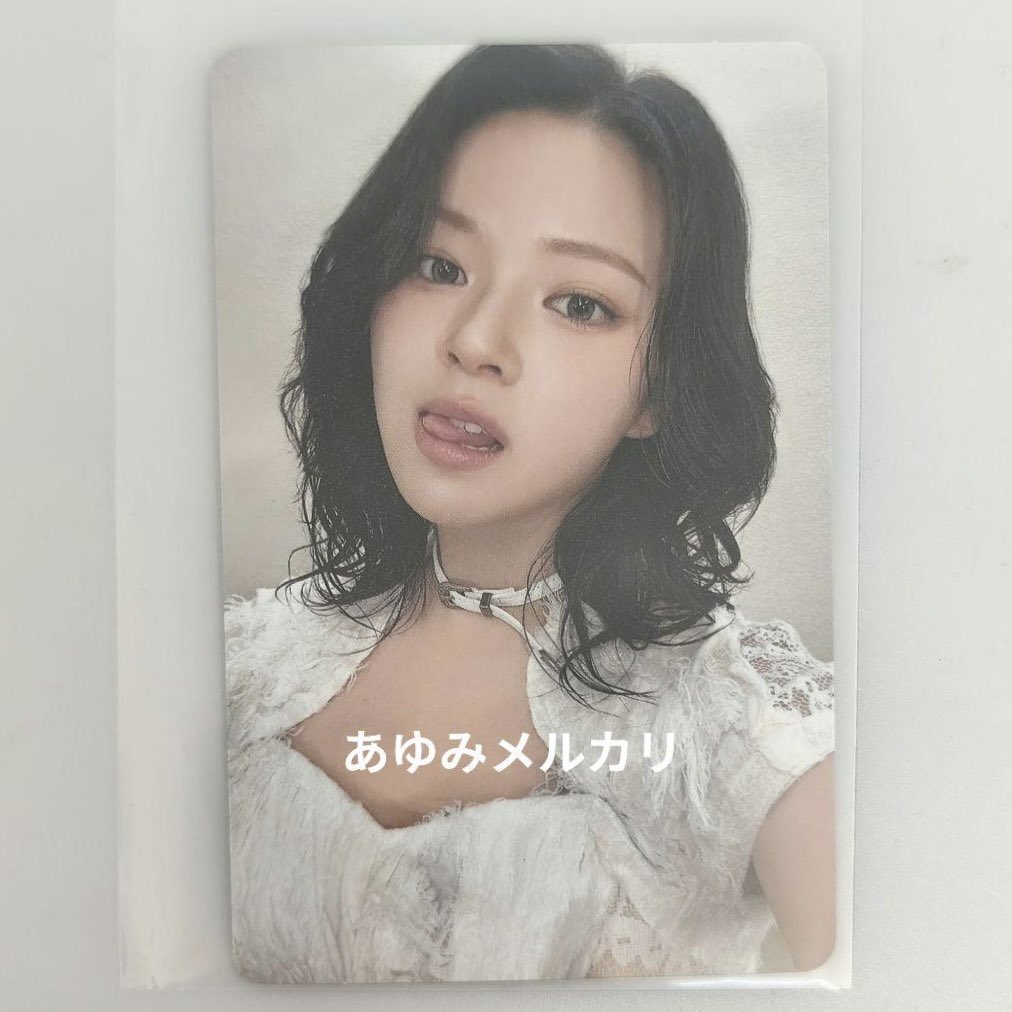 juiceyeon's tweet photo. so this photocard is crazy https://t.co/gq8bhVAUwW
