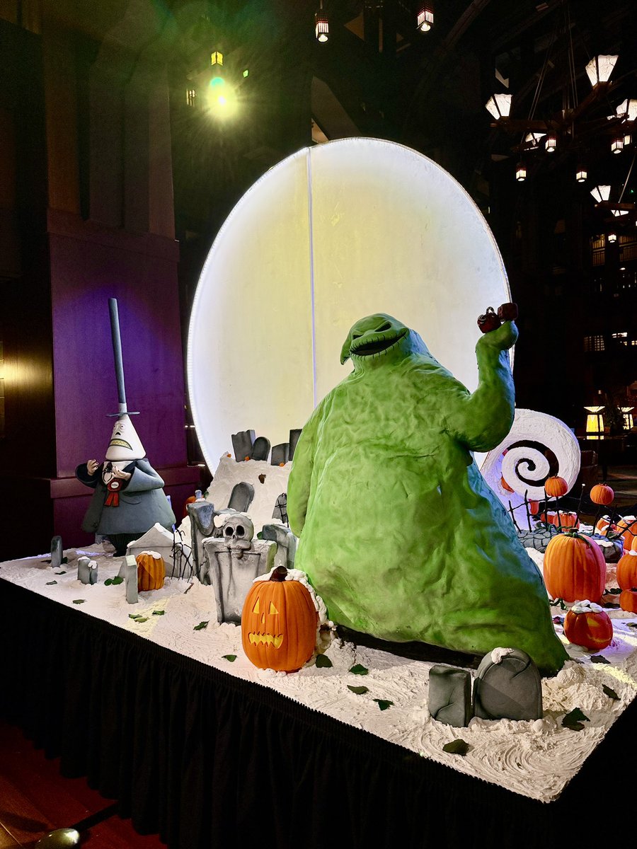 SoCal360's tweet photo. Awesome! The Nightmare Before Christmas Cake at Disney’s Grand Californian Hotel 🎃🎂 https://t.co/iRcyV7G0Ml