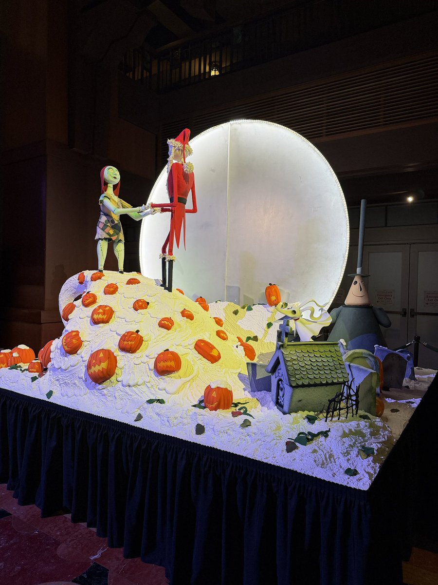 SoCal360's tweet photo. Awesome! The Nightmare Before Christmas Cake at Disney’s Grand Californian Hotel 🎃🎂 https://t.co/iRcyV7G0Ml