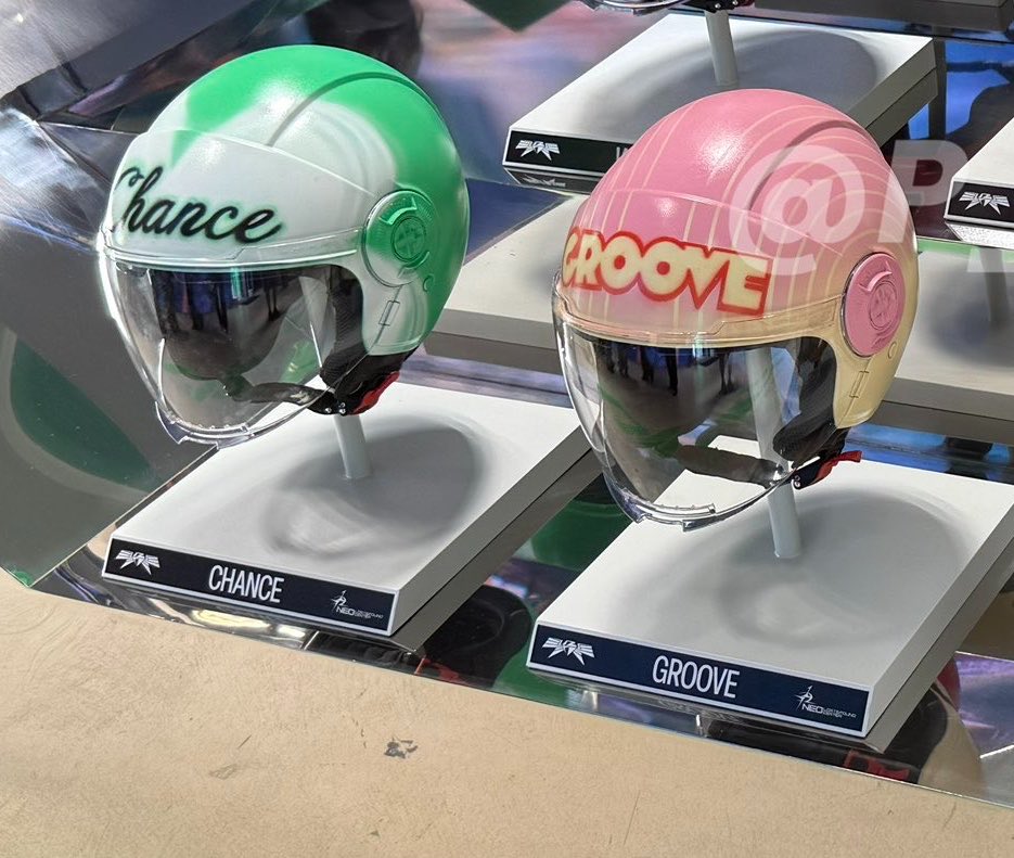 jaeyuno_j's tweet photo. หมวกกันน็อคที่ป๊อปอัพสโตว์ 
โดยอง = chance 
แจฮยอน = groove https://t.co/z3CG95lcxz