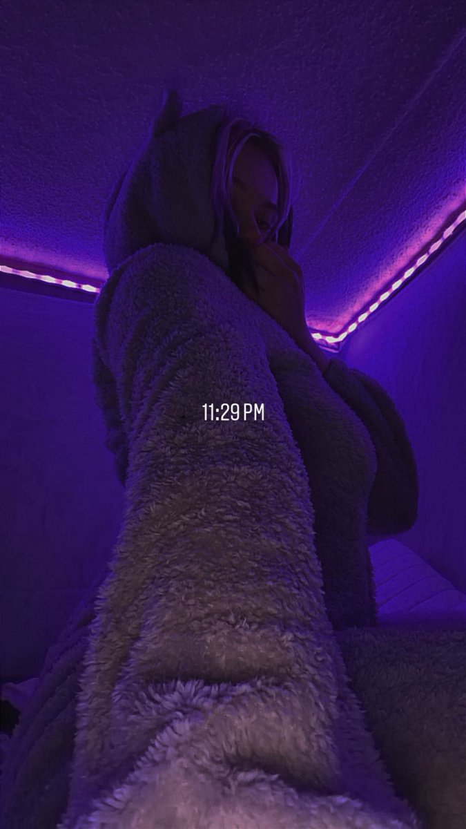 dumb4danii's tweet photo. goodnight losers, don’t forget to worship my wallet tonight by draining yours 😚 https://t.co/a7vz0webvF