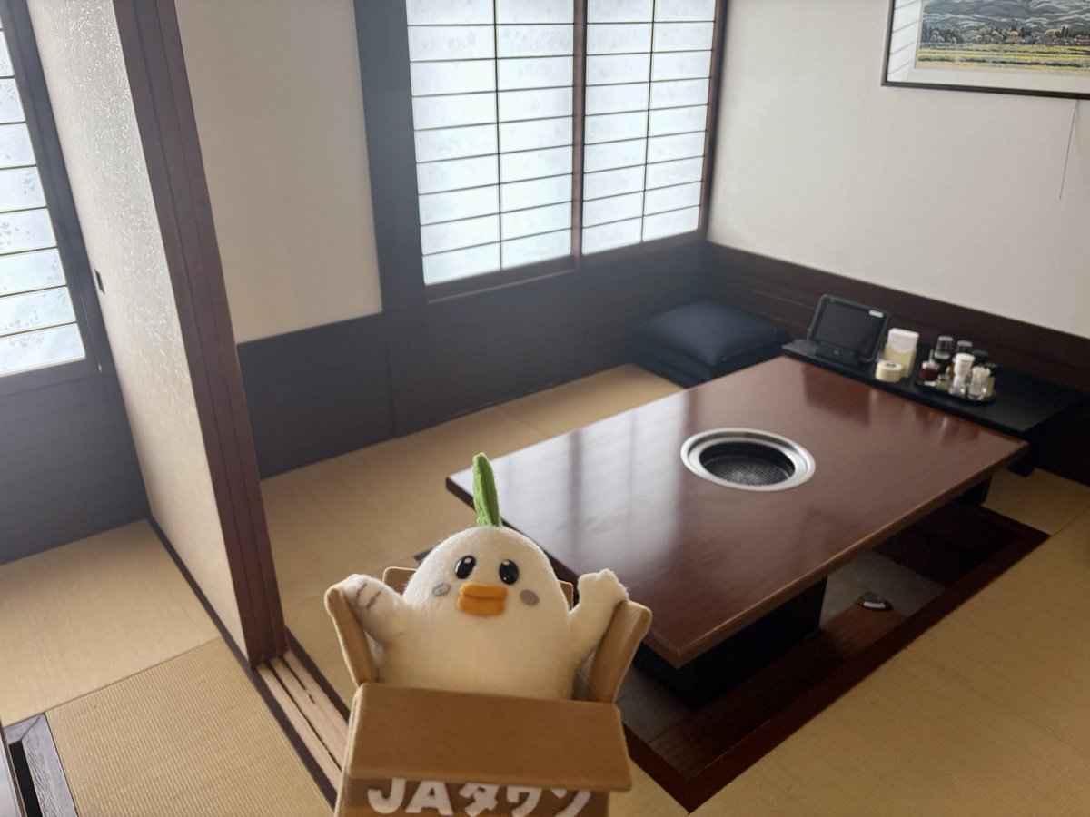 JA_JAtown's tweet photo. #じぇー太 in福島県 🍖

じぇー太はJA全農直営飲食店舗「福島牛焼肉 #牛豊 朝日店」へ🥩🔥
グランドメニューの「欅」は福島牛2種、麓山高原豚カルビ、旬の野菜を堪能できるオススメ盛合せ🫶✨

テーブル席に掘りごたつ席など店内も広いお店だじぇ〜❣️
商品情報はリプライへ👇 https://t.co/cLpEykZpKe