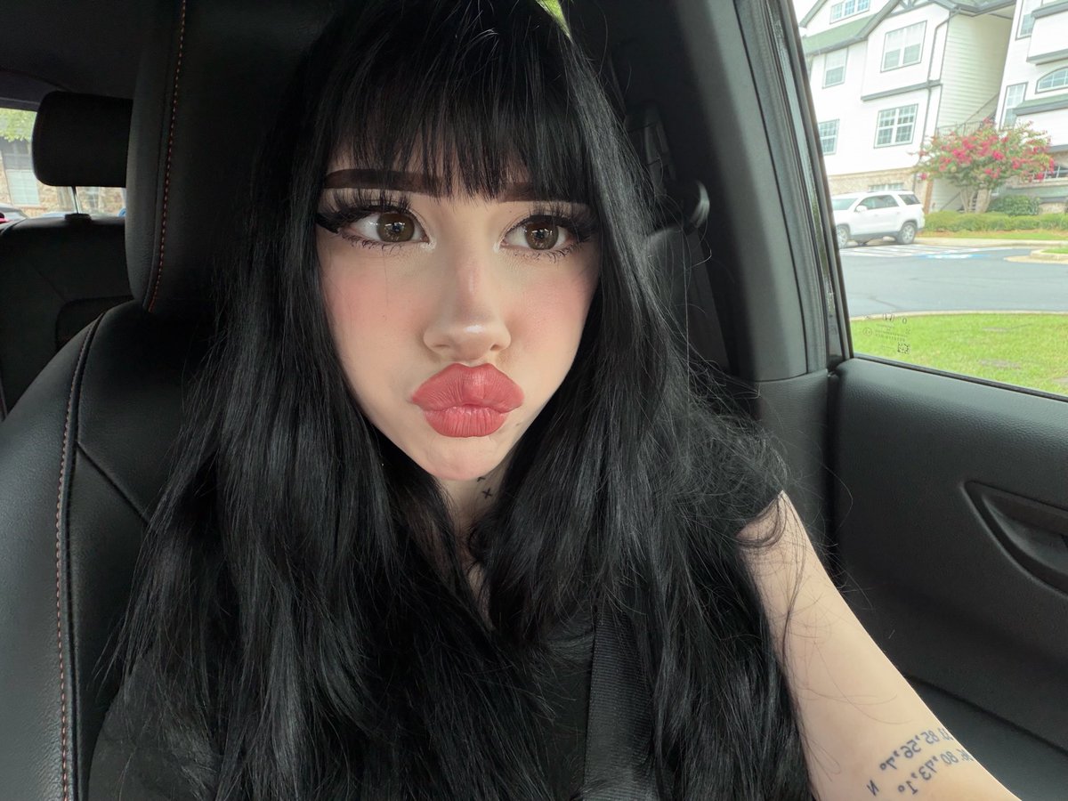 KatherineCakez's tweet photo. Can you drive stick or do I need to teach you how to treat a baddie? https://t.co/gzBJ809WpG