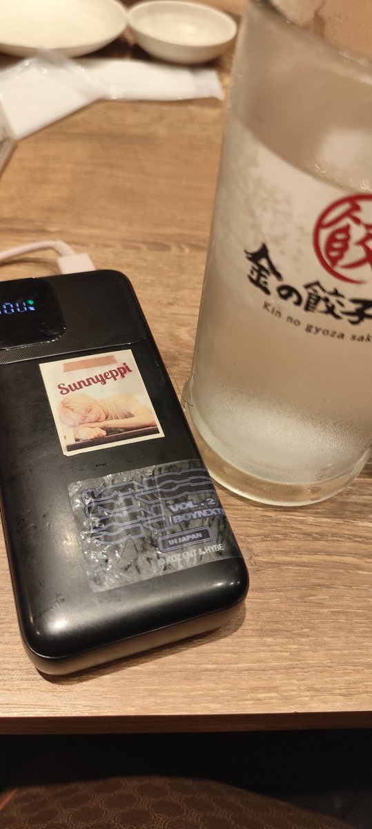 im_ate_im's tweet photo. 貰ったソンムルに付いてたシール
モバイルバッテリーに付けてみたw

友人と昨日夜勤前に呑んでたけど
「え、誰？」
って訊かれたから
推しグルの長男やで
って言ったら皆ポカーンなってた https://t.co/goFupbYV7X