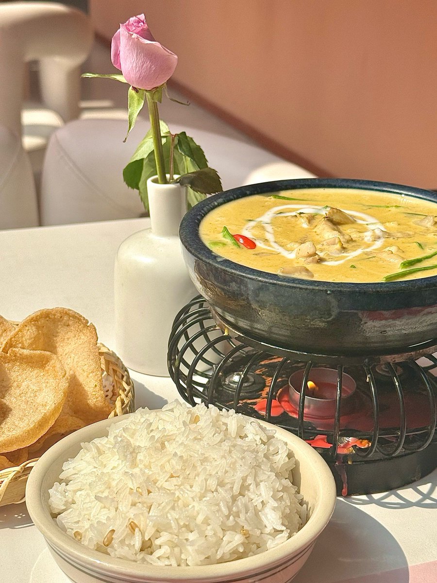 vert130480's tweet photo. Craving something out of the ordinary tonight Dive into our spicy Thai green curry with fragrant jasmine rice—fresh basil, tender bamboo shoots, and that perfect kick of chili make every bite a flavor explosion! https://t.co/lCOOnCGsMi