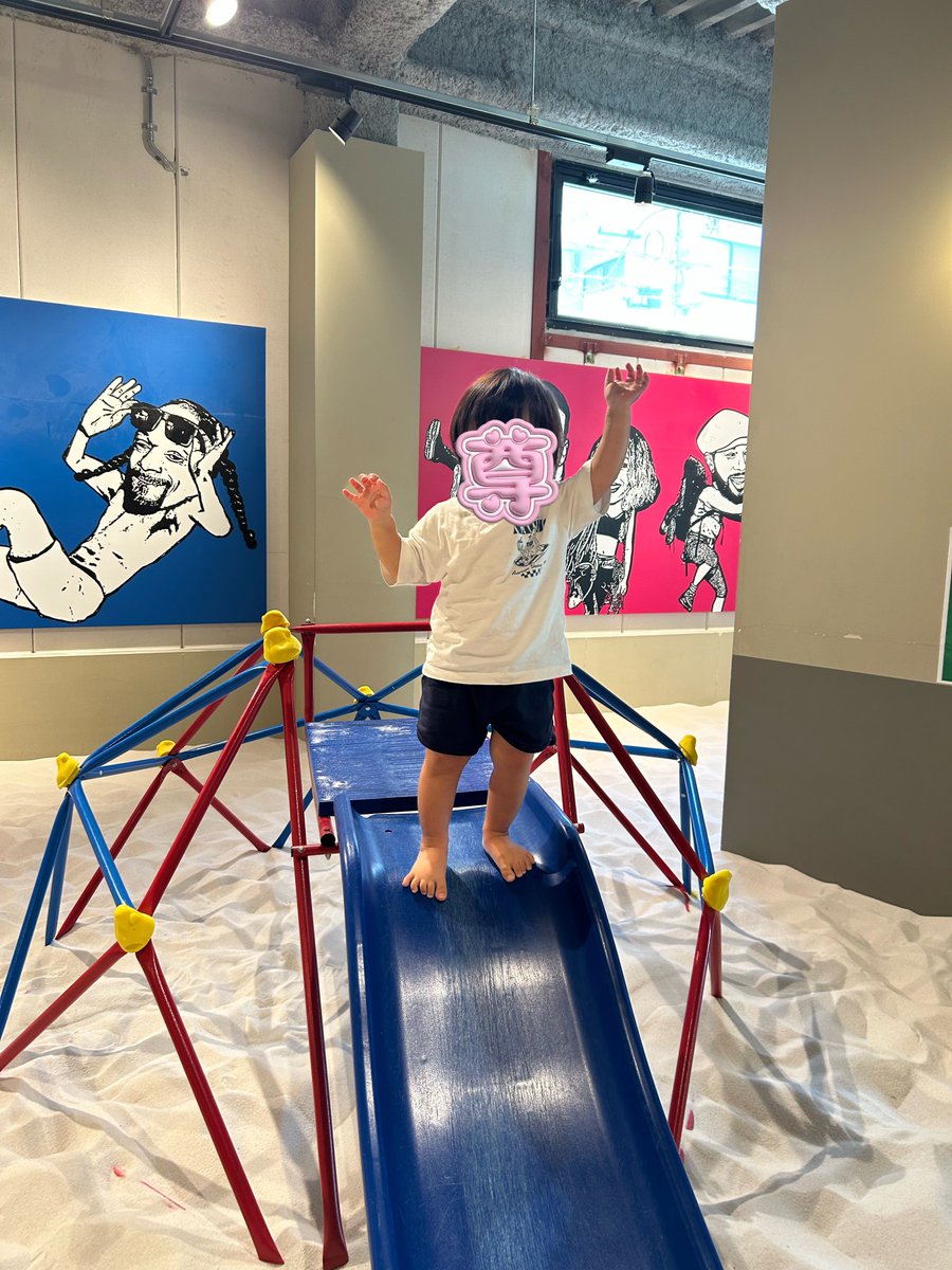huglogic's tweet photo. 暑すぎて死ぬ！！と思ったけど、仕事オフにして保育園お休みの日だったから、本所吾妻橋駅にあるラテストスナバに行ってきた。500円/30分の高級お砂場。（笑）でもサラッサラの砂で汚れないしおもちゃも滑り台もあるしトイレも大きいしでめちゃくちゃよかったよ！90分も遊んだ！ https://t.co/4a4M2TtEJX