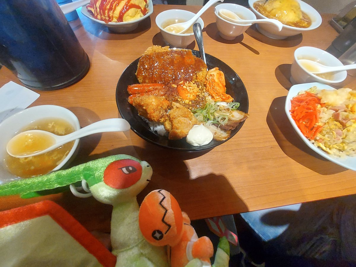 shi_suke_VG's tweet photo. 名古屋勢とお昼ごはん！！！
さっそくがっつり食べてます(笑) https://t.co/is0vAKAZ0q
