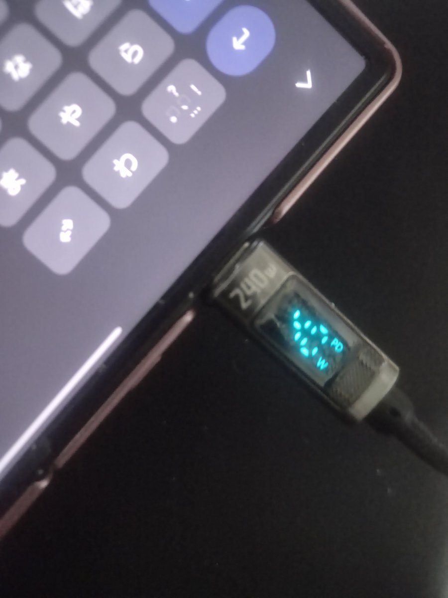 Kou19950102's tweet photo. GalaxyZFlip8Ultraさん、
普段は冷やしながらQi充電してるんだけど、
初めて有線充電したら40W張り付きでビビってる。
充電速度をウリにしてる中華スマホなんかとは比べ物にならないんだろうけど、十分すぎる。
というかココまでキレイにずっと40W張り付いてるのビビる。 https://t.co/dECpzeMYLt