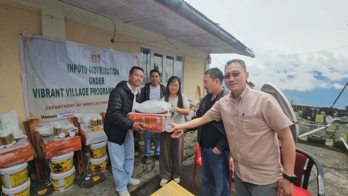 MyGovArunachal's tweet photo. As part of the #VibrantVillageProgram and Mission for Integrated Development of Horticulture (MIDH), Tawang farmers received seeds, organic manure, plant protection chemicals, sprayers and tools to promote sustainable farming, reduce input costs &amp; improve vegetable productivity. https://t.co/h8dHDGjkFo