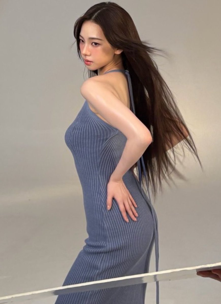 KRNLOOKS's tweet photo. body bang #KARINA #카리나 https://t.co/VLZzwPOnAQ
