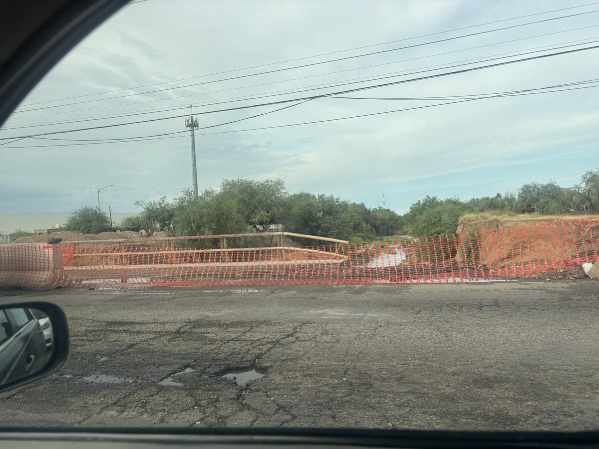 Sandrear10's tweet photo. 🚨 Urge atención al puente de Quiroga y Lázaro Cárdenas @tonoastiazaran 
hacemos un llamado urgente para que se atienda y concluya la reparación del puente ubicado en calle Quiroga y Lázaro Cárdenas.
@ProyectoPuente @elmitoteromx 
#Hermosillo #Movilidad #Quiroga #LázaroCárdenas https://t.co/cyFYwtt3u7