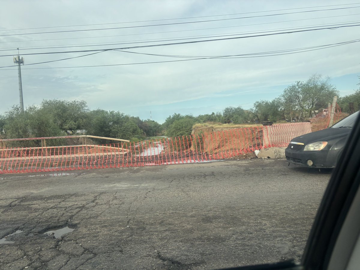 Sandrear10's tweet photo. 🚨 Urge atención al puente de Quiroga y Lázaro Cárdenas @tonoastiazaran 
hacemos un llamado urgente para que se atienda y concluya la reparación del puente ubicado en calle Quiroga y Lázaro Cárdenas.
@ProyectoPuente @elmitoteromx 
#Hermosillo #Movilidad #Quiroga #LázaroCárdenas https://t.co/cyFYwtt3u7