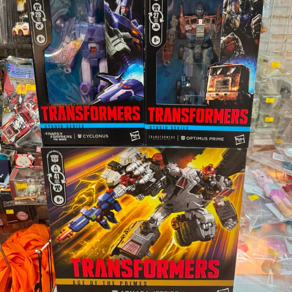 ry_taberusaur's tweet photo. How tf did Armada Jetfire and SS86 cyclonus sell out so fucking fast. I arrived 20 mins after my local store posted https://t.co/GdTE2Nnn0j