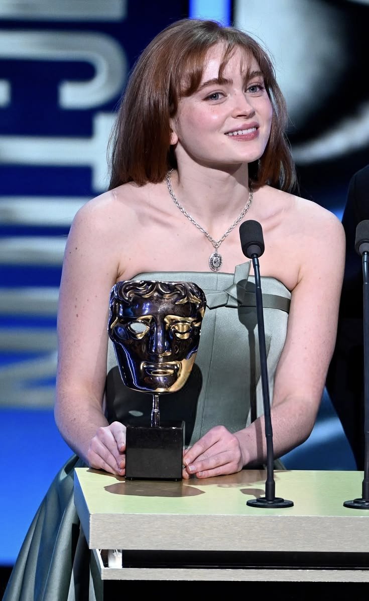 PrimeCurrents's tweet photo. Sadie Sink looking absolutely stunning with this iconic award. 🥹✨ https://t.co/gRZzXTALuI