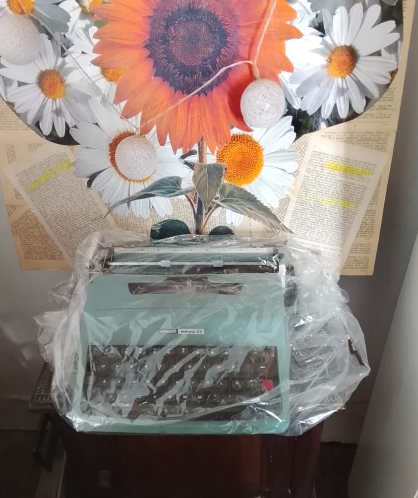 correspondencya's tweet photo. cada tanto me acuerdo que mis viejos guardaron mi máquina de escribir, y todas mis cosas como si fuera un museo https://t.co/WNXkQhf0fF