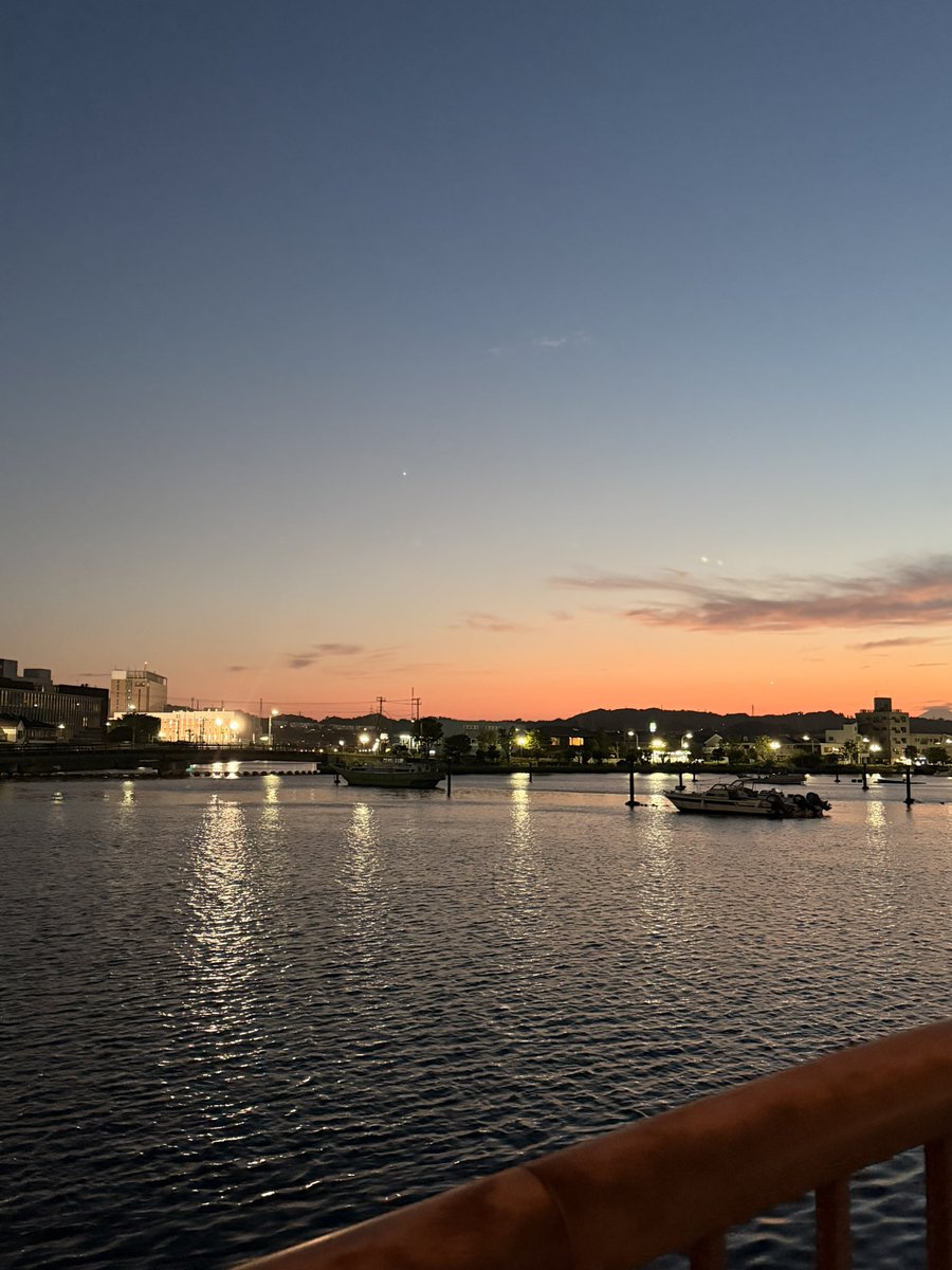 rinakasuga22's tweet photo. 大好きな通勤路🧡🩵
夕焼けが綺麗なんです🌆

#sunset #summertime https://t.co/iFKr8fqyFo