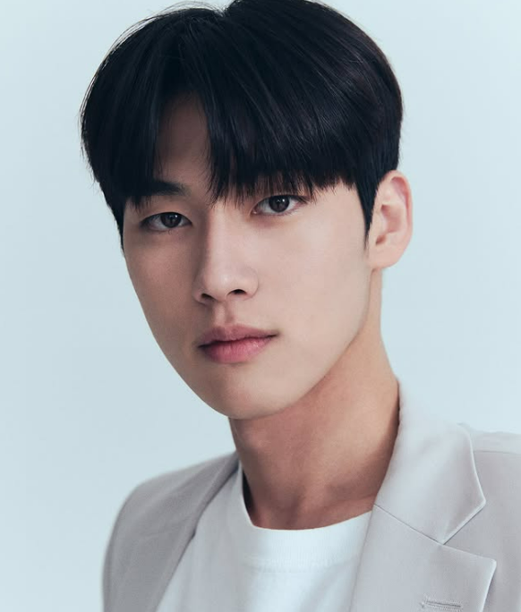 tang__kira's tweet photo. Melalui media sosialnya kakak dari mantan pacar Hong Mingi menyatakan bahwa adiknya saat ini di ICU   karena meminum obat-obatan secara berlebihan.

Kakaknya juga klarifikasi bahwa klaim di media bahwa adiknya membuat keributan dan memberikan surat pernyataan di kantor pemda tidak benar.

Adiknya saat ini sudah siuman pada pagi hari tanggal 25 Agustus 2026 dan bisa berkomunikasi namun saat ini butuh perawatan untuk msentabilkan keadaannya dari shock mental yang dia alami.

Sang kakak meminta netizen untuk tidak berkomentar secara spekulatif agar adiknya bisa kembali pulih.

https://t.co/9M9Zo47qIY