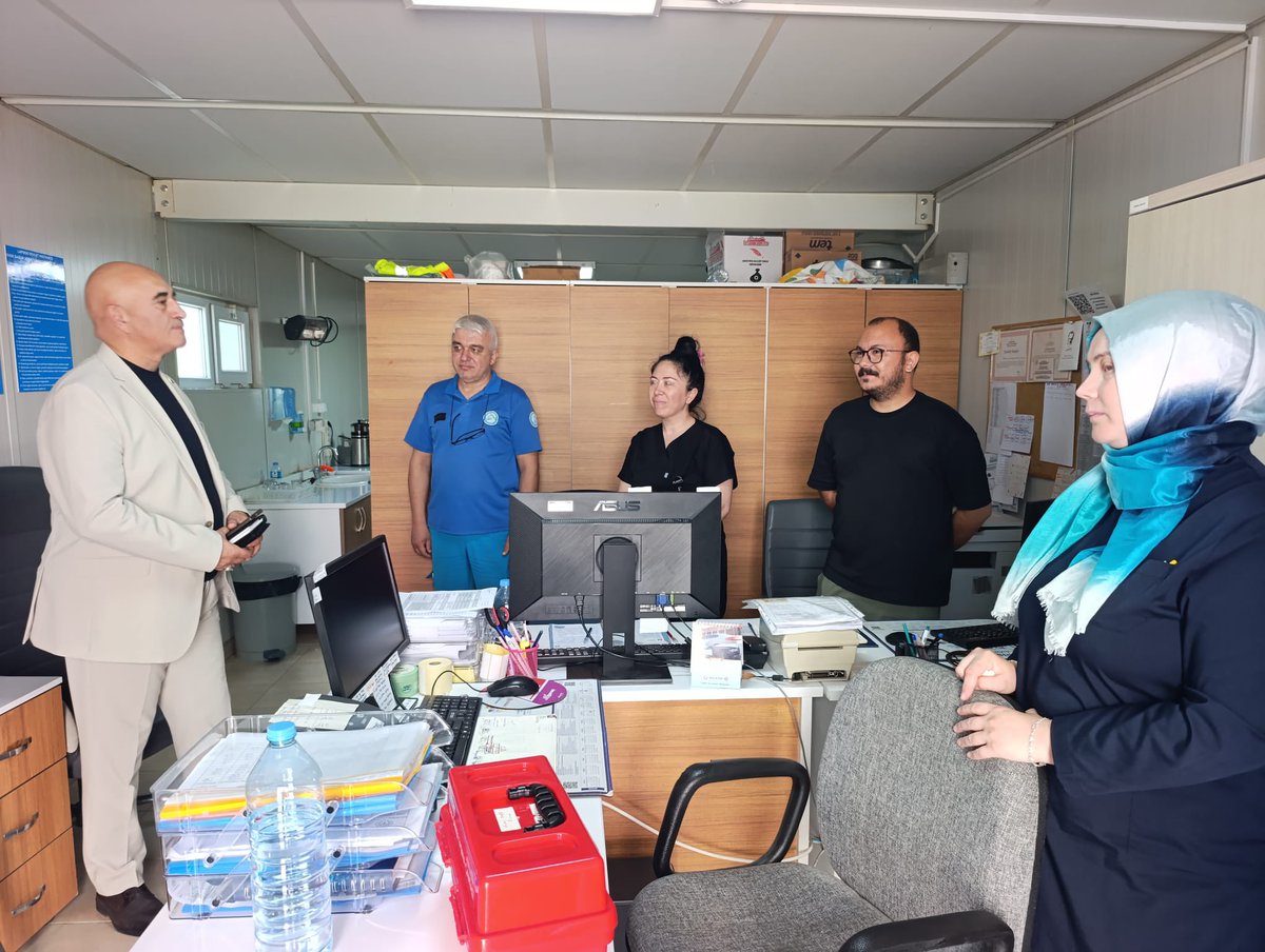 saglikcanakkale's tweet photo. 📍Lapseki 

​İl Sağlık Müdürümüz Dr. Hakan GÖRGÜLÜ, Lapseki ilçesinde bir dizi ziyaretlerde bulundu. Lapseki Devlet Hastanesi, Lapseki İlçe Sağlık Müdürlüğü ve Lapseki Cumhuriyet Aile Sağlığı Merkezini ziyaret ederek incelemelerde bulundu. 
​Ziyaret kapsamında İlçe Sağlık Müdürlügü ve Hastane yöneticilerinden yürütülen sağlık hizmetleri, mevcut çalışmalar ve planlanan projeler hakkında detaylı bilgi alan Dr. GÖRGÜLÜ, hizmet birimlerini gezerek yerinde değerlendirmelerde bulundu.

​Görevleri başındaki sağlık personellerimizle bir araya gelerek özverili çalışmalarından dolayı teşekkür eden İl Sağlık Müdürümüz, tedavi gören hastalarımıza da geçmiş olsun dileklerini iletti.
Ayrıca Lapseki Kaymakamı Sayın Cafer EKİNCİ’ye de makamında ziyaret eden GÖRGÜLÜ, ilçe Sağlık hizmetleri hakkında istişarelerde bulunmuştur.
​Sağlık hizmetlerimizin kalitesini ve erişilebilirliğini artırmak adına çalışmalarımız aralıksız devam etmektedir.

​#ÇanakkaleSağlık #LapsekiDevletHastanesi #LapsekiİlçeSağlıkMüdürlüğü

@Lapseki_Devlet @sbkhgm @saglikbakanligi