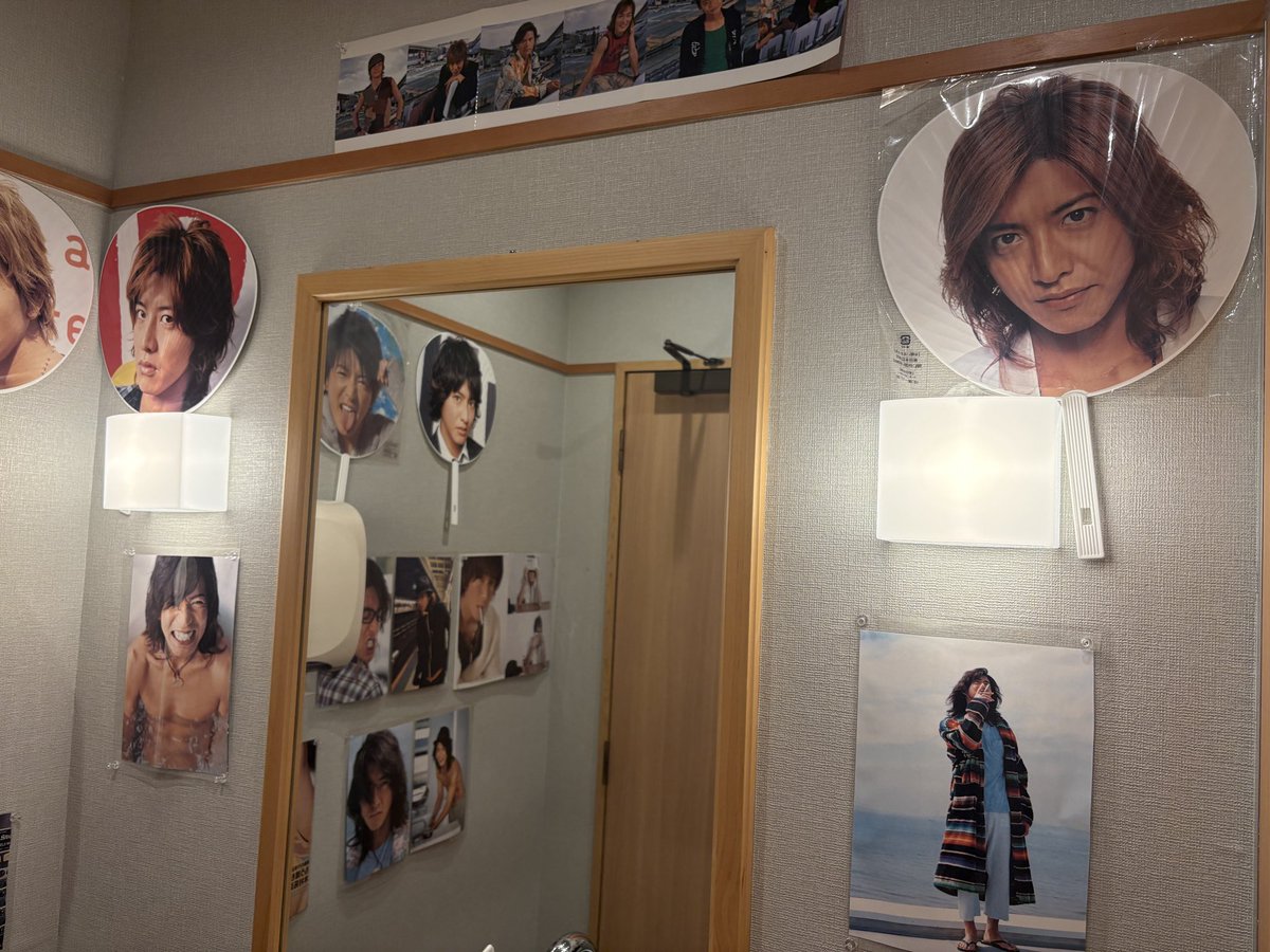 blue____nana's tweet photo. 今日お食事をしたお店のお手洗いに入ったら...

若い木村拓哉がいっぱいいてビックリしました。 https://t.co/QsyMAT6L1b