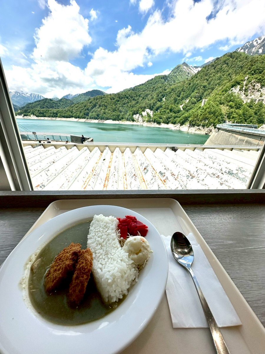 azazusa's tweet photo. インスタにはみっちり記録していますがこちらではぜーんぜん載せてなかった最近の旅行をかいつまんで😸
6月に黒部ダムへ。黒部ダムカレー！🍛
一気に長野から富山へ立山黒部アルペンルートを駆け抜けました。
ダムを作った方々、このルートを作った皆様に感謝です。色々感慨深かった！ https://t.co/NwzcfIcU5W