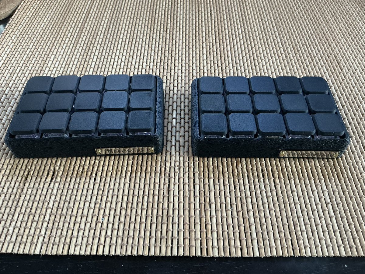 tibiboard's tweet photo. 再投稿失礼！

皆様様こんばんわ！今日は熱��‼️
でも、夏はこーでなくちゃ🤪

ところで皆様、黒桟革をご存知？クロザンガクと読む
なんでも、戦後時代、武将クラスが身に付けた高品質の皮革製品だそうな
私、革がちょいと好きでして、写真のキーボードを作った時すぐこの革を思い出しました。
「kattyu」か「甲冑」というカラーネームにして
販売しようと目論んでおりました！

ただ私は1号機の黄色のキーボードをカナリアと名付け販売したのでした。

カナリアっていいでしょー？

実はこれ、発売1分前に名前変更したのです！

おい！であればキーボードは鳥の名前で統一すべきだろ？

うんうん！うんうんうん！

ど　お　し　よ　ーーー

色々あるんですねー秘密がwww🐥

#ちびボード
#自作キーボード