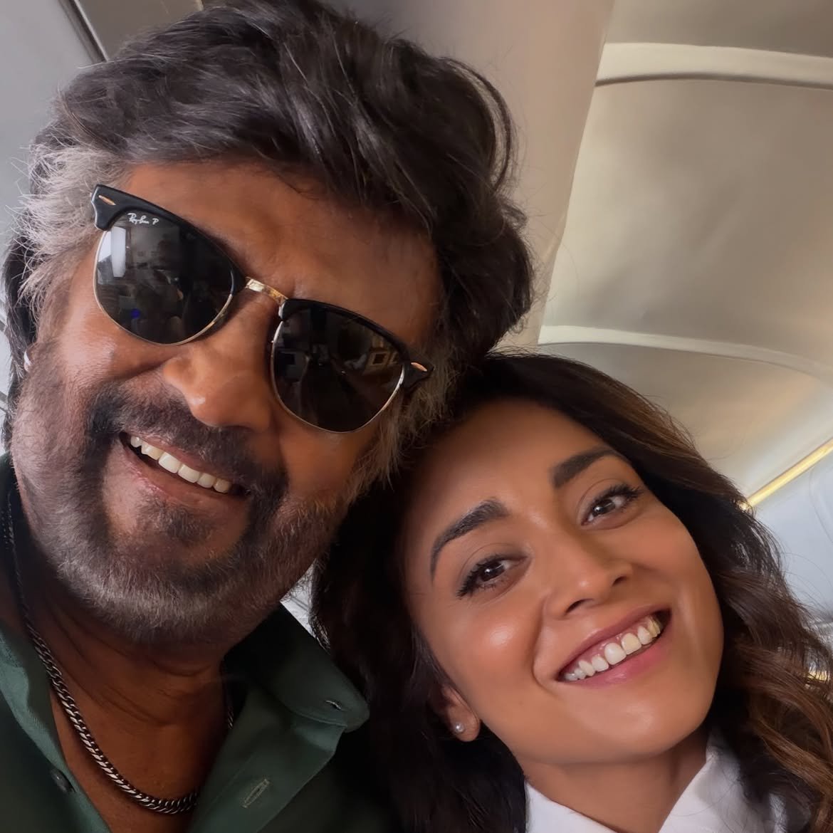 itsme_munch's tweet photo. Actress @shriya1109 took selfiee with our Thalaivar @rajinikanth on the sets of #Dharman
#SivajiTheBoss combo 🥰.
Thalaivar Look ❤️.
#Jailer2 https://t.co/qgRIafjhU3