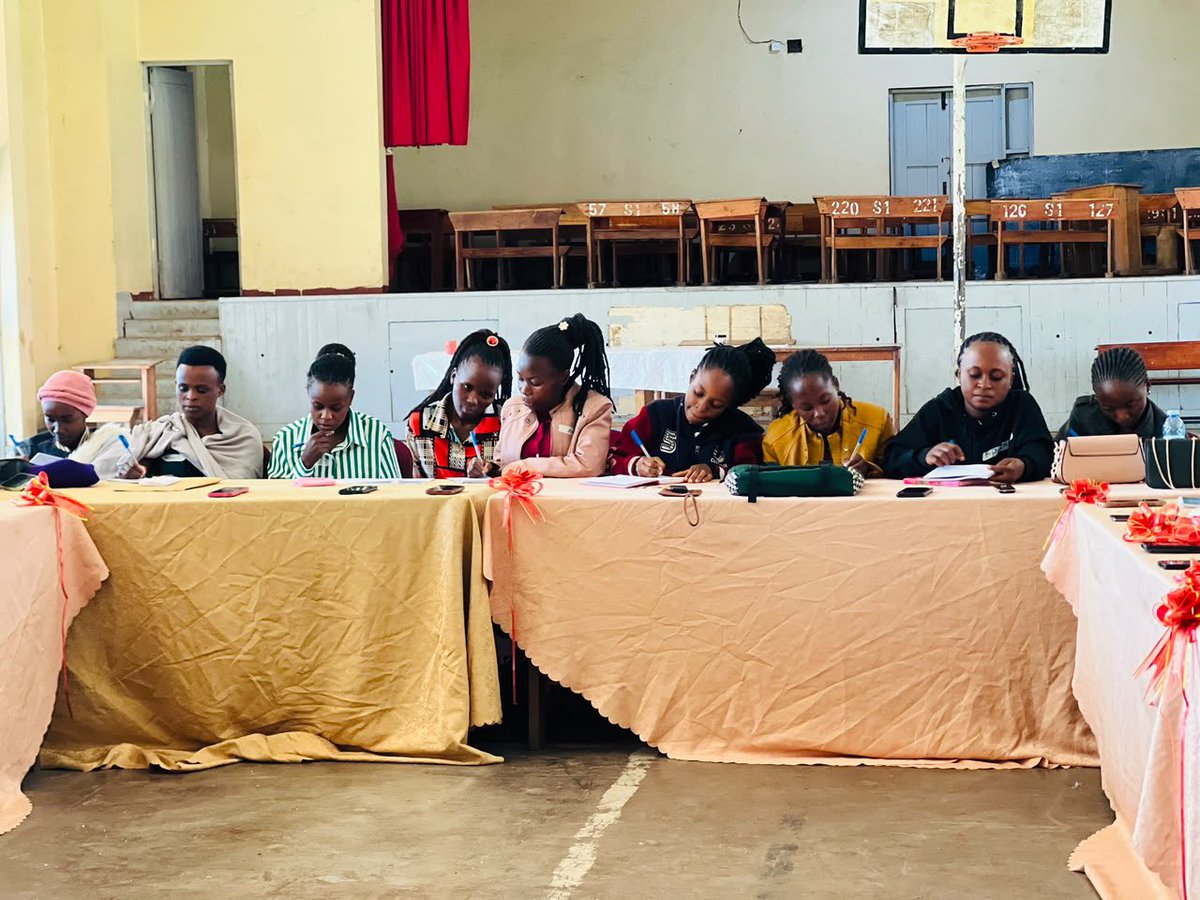 AFAPUganda's tweet photo. 📌 Training on safe agricultural input use began yesterday at Nyakasura School, Uganda. Organized by AFAP and MAAIF, the 5-day program equips 30 young women with skills for job and business creation.
 #EYEC #SHEWORKS #Agriculture #WomenInAgriculture #YouthInAgriculture https://t.co/DtzS5gtcOG
