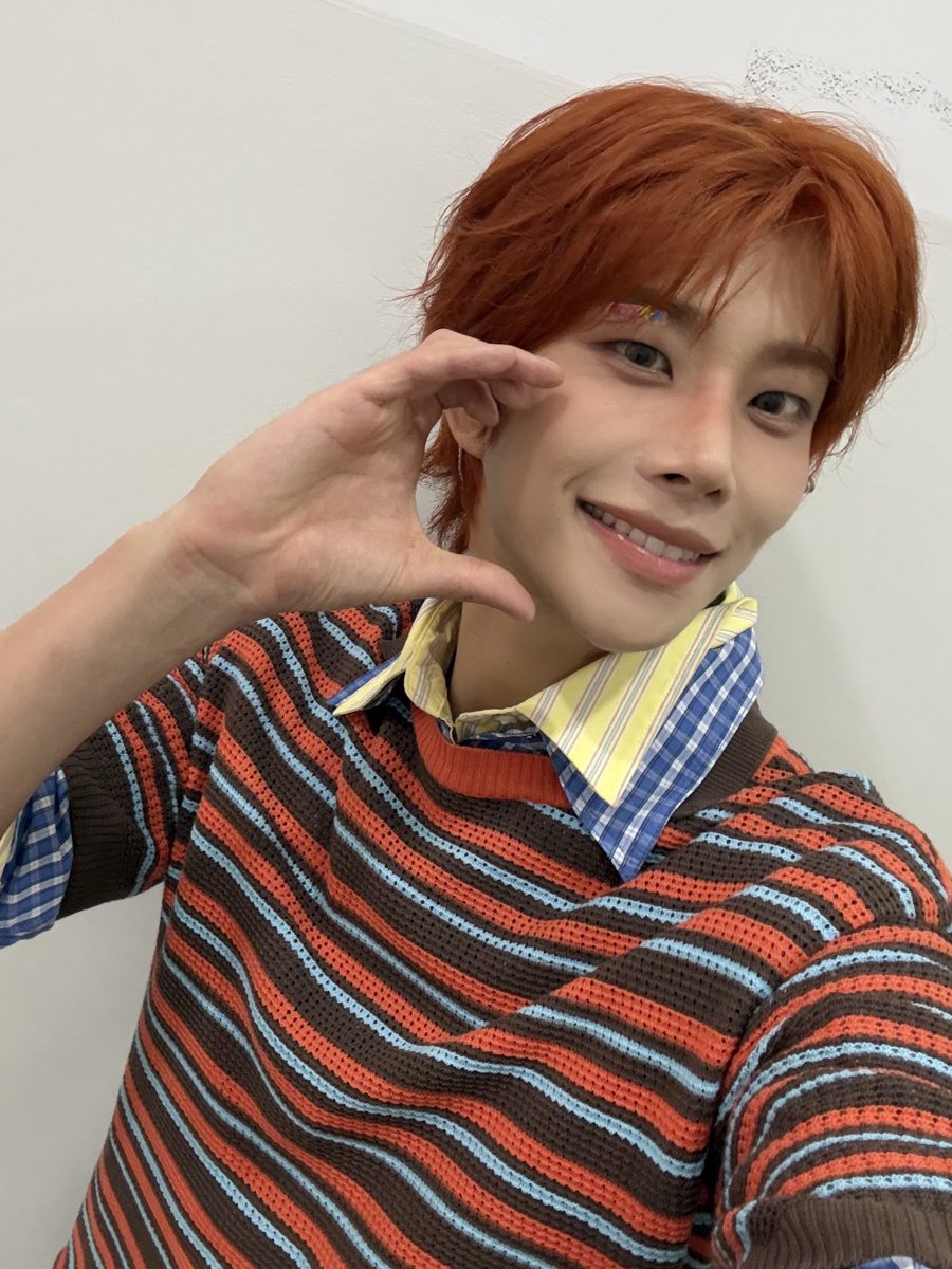 MJ_offcl's tweet photo. [📸]

260825 ENA #케이팝업차트쇼

#엠제이 #MJ
#Right #Ghosting
#일십일분전 #읽씹일분전 https://t.co/9bhB56GIQU