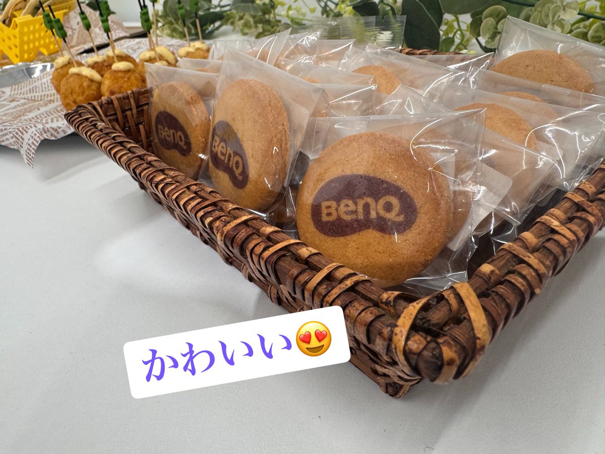 ColdDS4's tweet photo. 本日こちらのローンチイベントに参加させていただきました！😌

BenQロゴのクッキーが可愛くてついつい撮っちゃった🫪❤️

BenQのモニターライトの特徴👀
・光が画面に映り込まず手元だけしっかり照らす。
・光が目に直接入らないから長時間やってても目が疲れにくい。

気になる人は引用元見てね！😌

#BenQ #ScreenBar #ScreenBarMax #iScreenBar