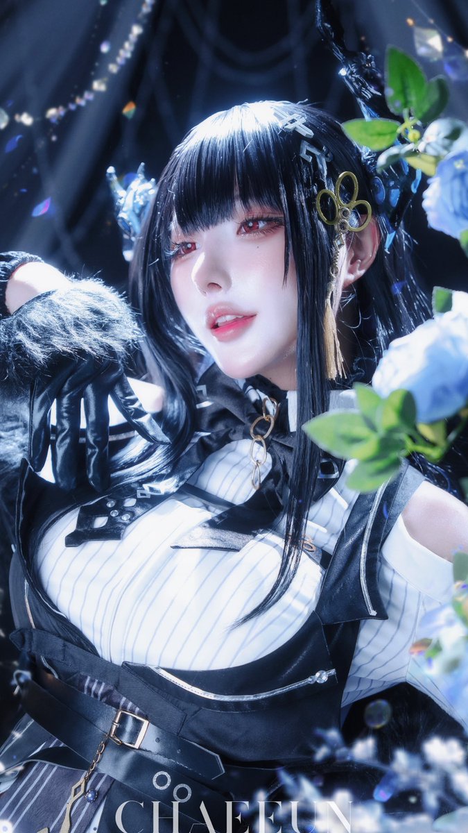 Chaeeun_gogo's tweet photo. Hi, darlings~ 💙
[Nerissa Ravencroft - Hololive EN]
🐦‍⬛🖤🎶

This is my 3rd time cosplaying Nerissa! The costume is barely holding together anymore, but the props I made myself are still going strong Yayy! 💪😂✨💙🖤
#NerissaRavencroft #NerissaCosplay #hololiveEN https://t.co/3VVULegcer