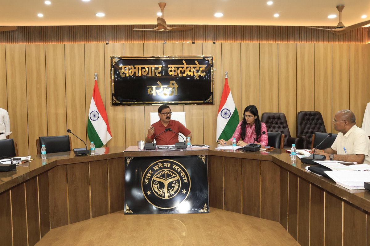 dmbareilly's tweet photo. आज कलेक्ट्रेट सभागार में जिला पोषण समिति एवं जिला कन्वर्जेन्स प्लान कमेटी की समीक्षा बैठक आयोजित की गई। बैठक में पोषण संबंधी योजनाओं की प्रगति की समीक्षा करते हुए संबंधित अधिकारियों को योजनाओं के प्रभावी क्रियान्वयन, आपसी समन्वय एवं लक्षित लाभार्थियों तक योजनाओं का शत-प्रतिशत लाभ सुनिश्चित करने हेतु आवश्यक दिशा-निर्देश दिए गए।