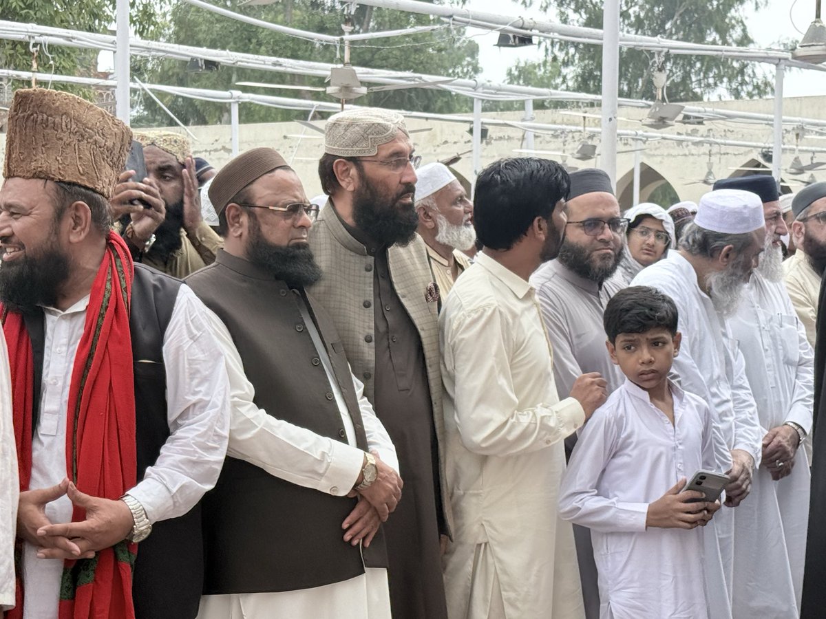 iGhazanfarAziz's tweet photo. لاہور: جامعہ منظور الاسلامیہ کینٹ میں مولانا اسداللہ فاروق کی نماز جنازہ میں شرکت، اس موقع پر سیاسی سماجی شخصیات اور علماء کرام سے بھی ملاقات https://t.co/zqbDkNELF3