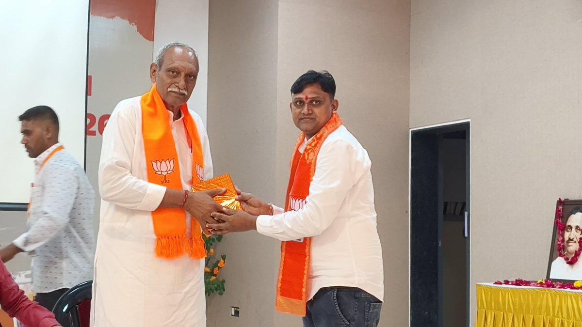 bjpneelrao's tweet photo. ઇતિહાસથી પ્રેરણા, વિકાસથી નવી દિશા! 

ભારતીય જનતા પાર્ટી પંડિત દીનદયાલ ઉપાધ્યાય પ્રશિક્ષણ મહાઅભિયાન -2026 જિલ્લા પ્રશિક્ષણ વર્ગ અંતર્ગત નર્મદા જિલ્લા ત્રિદિવસીય પ્રશિક્ષણ વર્ગ નીલકંઠધામ પોઇચા ખાતે યોજાયો.

ચતુર્થ સત્ર : આપણો ઇતિહાસ-વિકાસ
સત્રના વકતા : શ્રી  ડૉ. જગદીશભાઈ પટેલ
સત્રના અધ્યક્ષ:શ્રી અનિરૂધ્ધસિંહ ગોહિલ 

 પ્રશિક્ષણ વર્ગના ચતુર્થ સત્રમાં ‘આપણો ઇતિહાસ - વિકાસ’ વિષય પર કાર્યકર્તાઓને પ્રેરક માર્ગદર્શન આપવામાં આવ્યું.વિચાર, વિકાસ અને સંગઠનશક્તિ સાથે રાષ્ટ્રસેવામાં અગ્રેસર!

 #PanditDeendayalUpadhyay #PrashikshanVarg2026 #bjpnarmada #bjp #namo