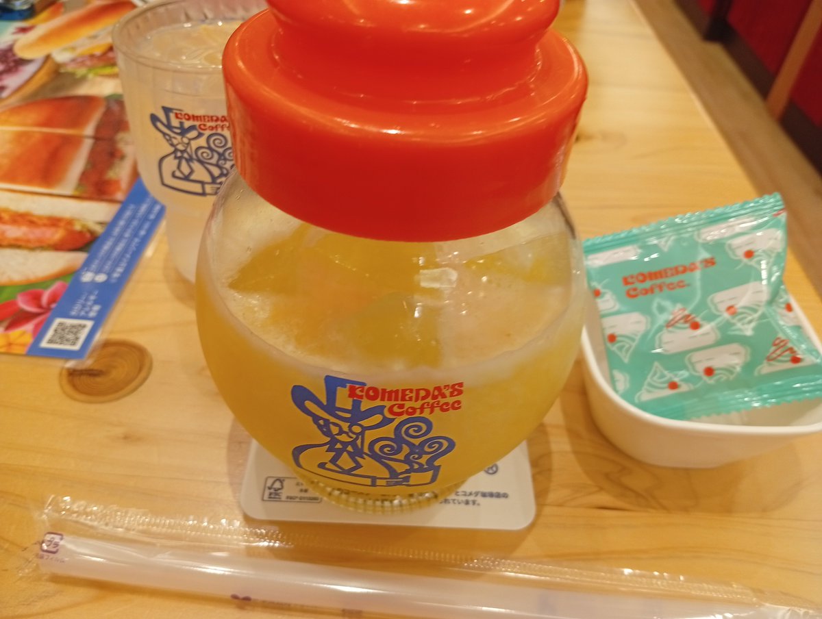 KAORI238238's tweet photo. お昼に外出して危険な暑さで汗だくフラフラなったので水分補給しにコメダさんへ🥵
サマーなジュース←(⁠思い出せない)
つぶつぶ甘夏で美味しかった。
生きかえるぅ〜〜〜😆✨
#コメダ珈琲 https://t.co/fuz4QoHIN8