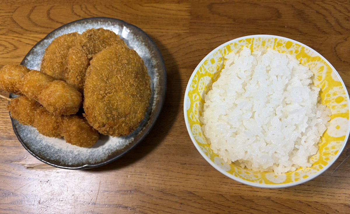 lovin0921's tweet photo. 大人気コロッケで母いすゞ亭に来る時には､必ず食べる鈴木肉店のコロッケ揚げたてでシンプルに晩御飯です！味噌汁は後でますw
店への電話注文がﾊﾝﾊﾟﾈｰ‼︎ https://t.co/5LM4lqaR2w